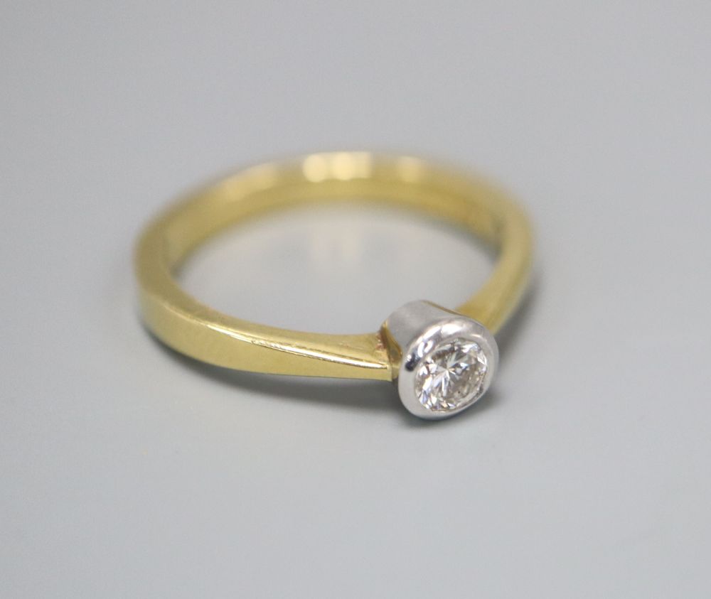 A small 18ct gold solitaire diamond ring, size H